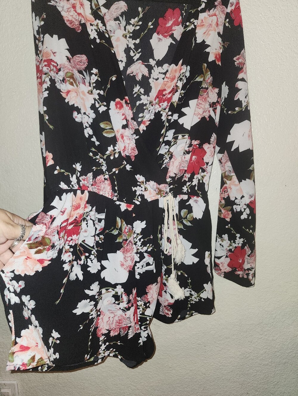 🖤🌸🌹EUC Umgee "Boho Floral Deep V-Neck Long Bell🔔Sleeves Shorts Romper" Large - Picture 6 of 11